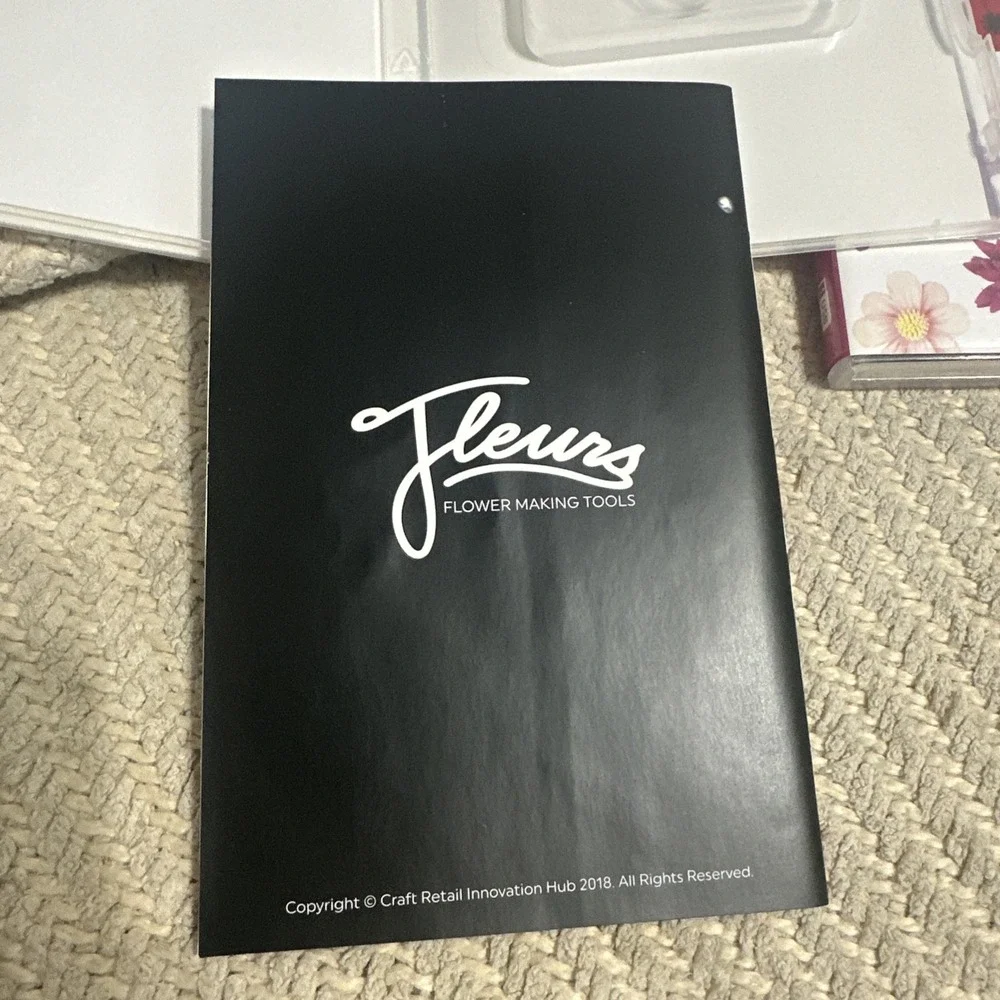 Fleurs Flower Making USB with Instruction Booklet -‎ Volume 1 and Volume 2